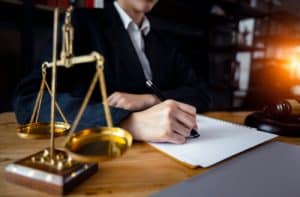 Read more about the article Assessoria jurídica trabalhista: como contratar e para que serve?