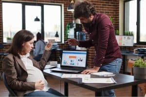 Read more about the article Assédio moral e gravidez: como identificar e denunciar no ambiente de trabalho?