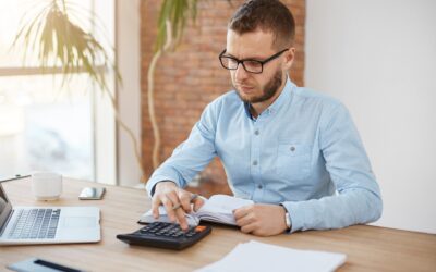 A empresa pode descontar o adiantamento do 13º salário nas férias de julho? Entenda as regras.