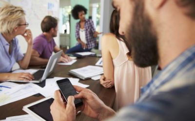 Proibição de celular no trabalho é legal? A empresa pode me proibir de acessar redes sociais?