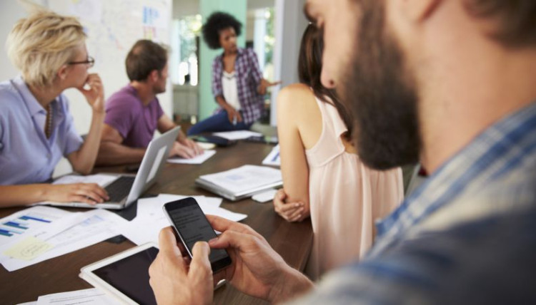 proibição de celular no trabalho é legal