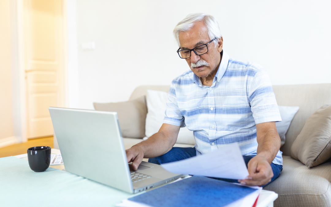 Homem idoso conferindo benefício em análise no inss